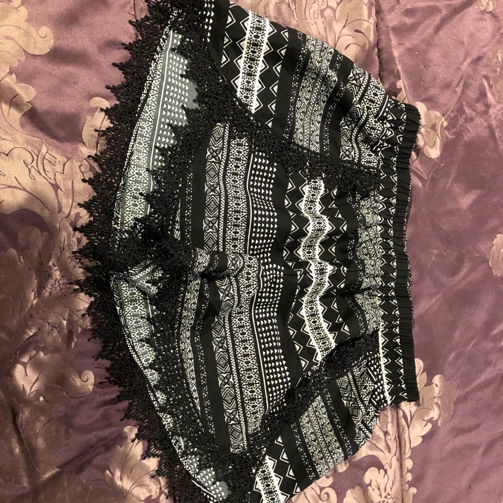 Black and white patterned shorts, size L (shrinks)